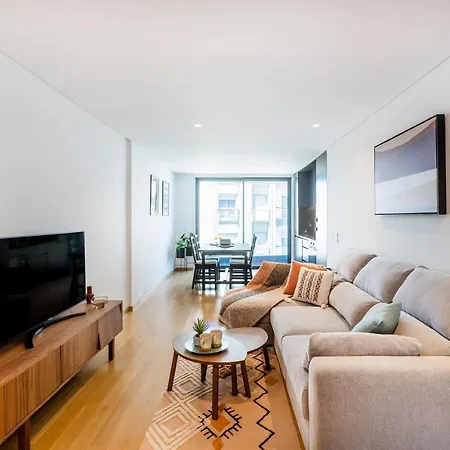 Camoes Downtown With Parking Apartment